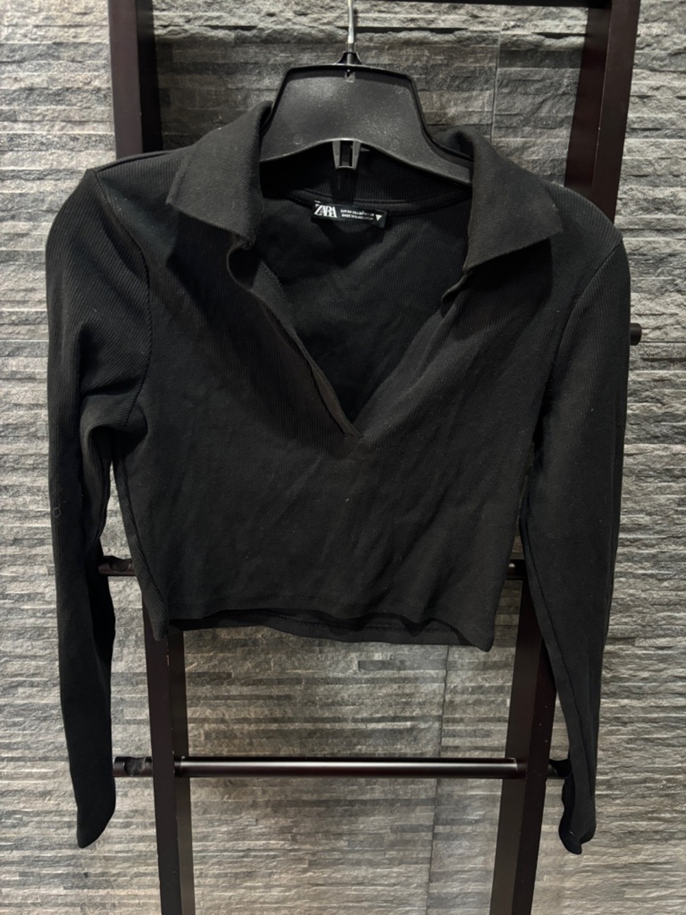 Zara Black Ribbed V‑Neck Long Sleeve Cropped Top